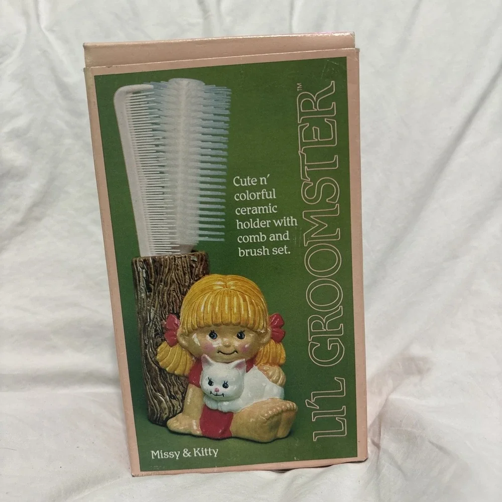 VINTAGE Lil‎ Groomster  Brush and Comb Set Ceramic Holder #5394G Missy And Kitty